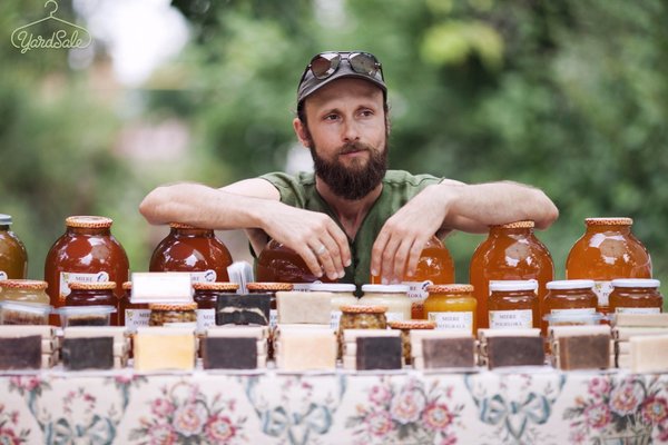 „O linguriță de miere este viața unei albine”. Povestea unui apicultor care trăiește în ritmul naturii