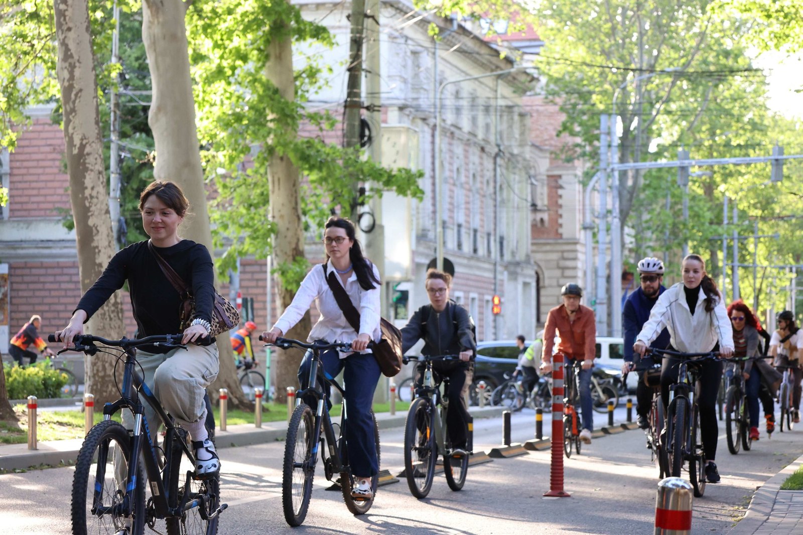 „Trebuie să fii un erou ca să circuli cu bicicleta”. Cum arată mobilitatea pe două roți în Chișinău