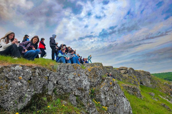 Elevii din Terebna descoperă „La Castel”: lecție de natură, geologie și istorie în inima toltrelor Racovățului