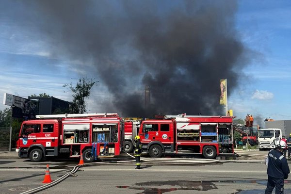 Aproximativ 1.000 m² afectați într-un incendiu izbucnit la un depozit de anvelope din Chișinău
