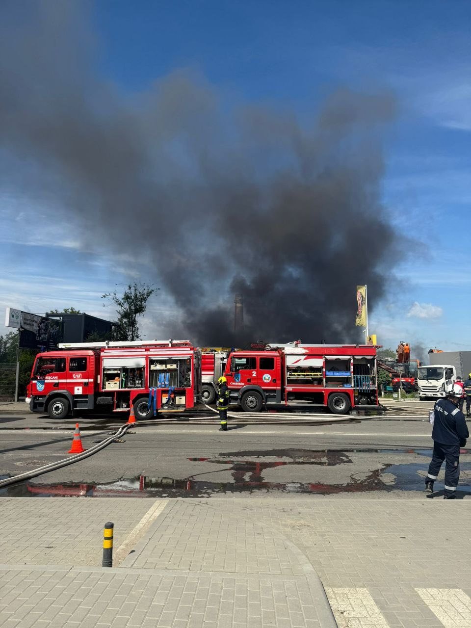 Aproximativ 1.000 m² afectați într-un incendiu izbucnit la un depozit de anvelope din Chișinău