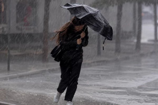 Instabilitate atmosferică în toată țara. Meteorologii au emis Cod Portocaliu și Cod Galben de ploi puternice