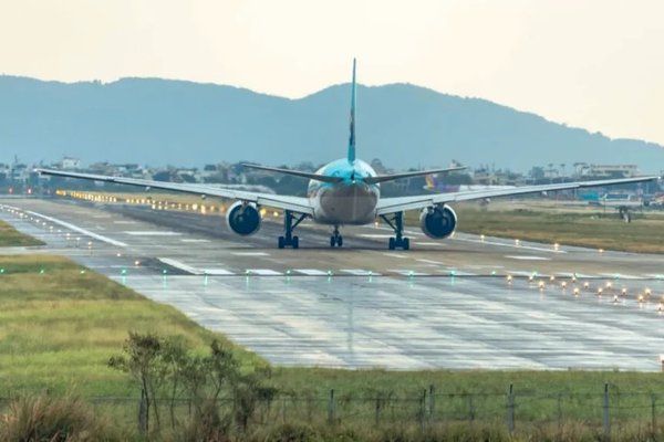 Canicula perturbă aviația: temperaturile record limitează decolarea sigură a avioanelor