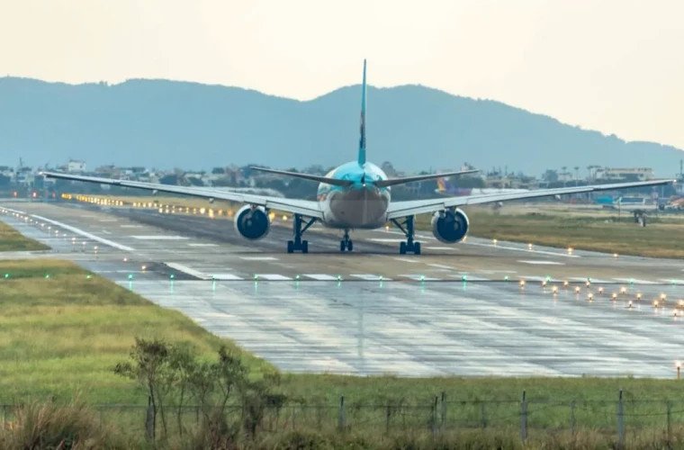 Canicula perturbă aviația: temperaturile record limitează decolarea sigură a avioanelor