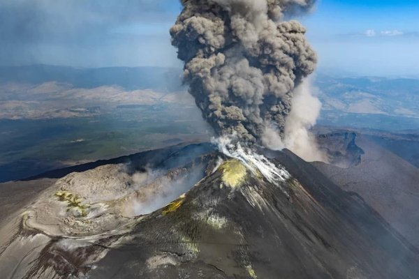 Cenușa vulcanică de la Etna întrerupe zborurile spre Catania