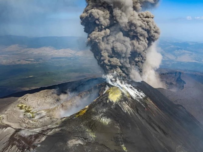 Cenușa vulcanică de la Etna întrerupe zborurile spre Catania
