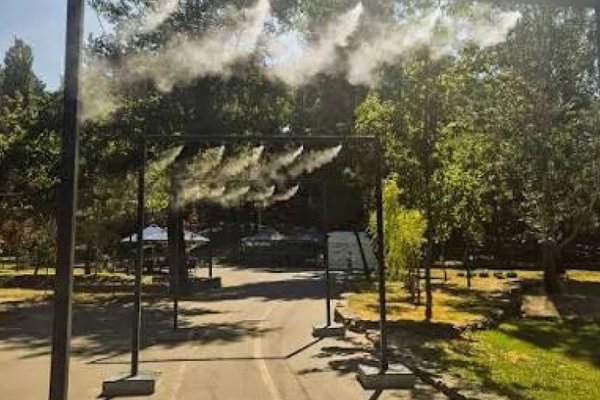 Coridoare cu pulverizare de apă pentru răcorire în parcurile din Chișinău