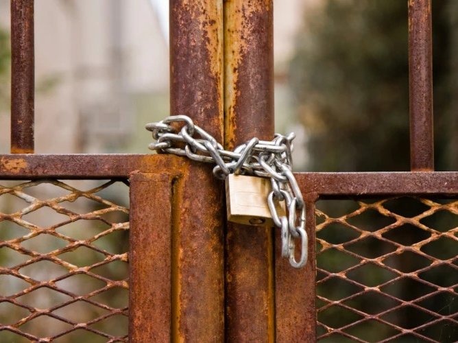 Accesul la apă, drept garantat: amendă pentru blocarea unei fântâni publice