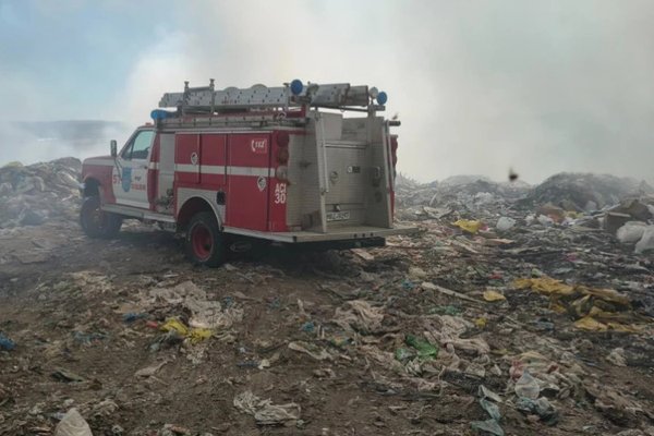 Incendiu la depozitul de deșeuri din Orhei: pompierii intervin cu tehnică grea