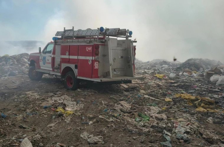 Incendiu la depozitul de deșeuri din Orhei: pompierii intervin cu tehnică grea