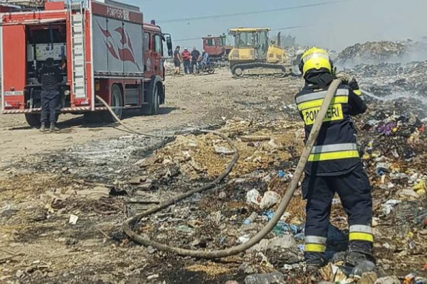 Incendiu la depozitul de deșeuri din Orhei: pompierii lucrează de peste 24 de ore