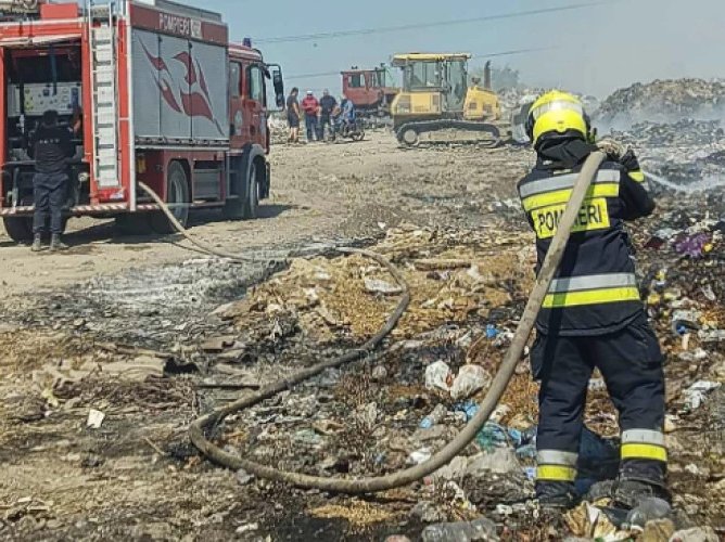 Incendiu la depozitul de deșeuri din Orhei: pompierii lucrează de peste 24 de ore