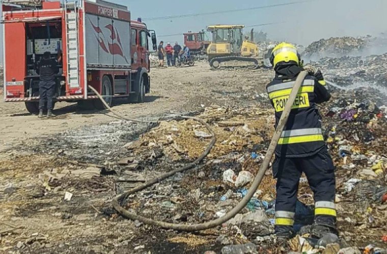 Incendiu la depozitul de deșeuri din Orhei: pompierii lucrează de peste 24 de ore