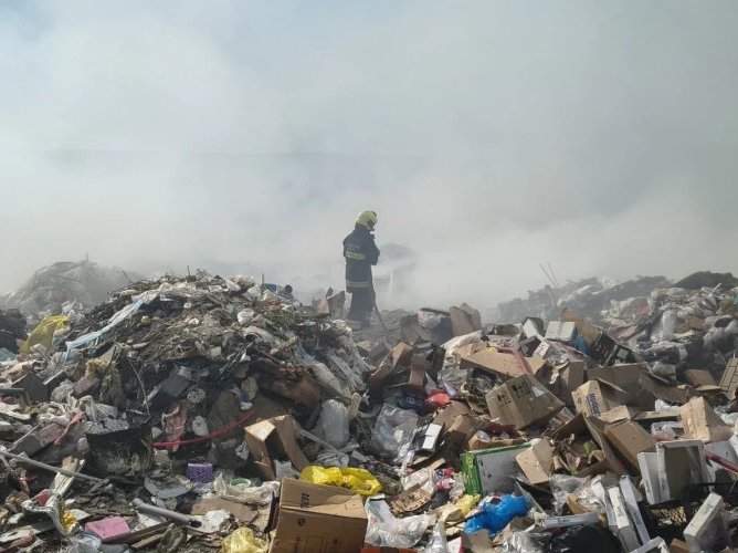 Incendiul de la groapa de gunoi din Orhei continuă: fumul dens afectează locuitorii și mediul