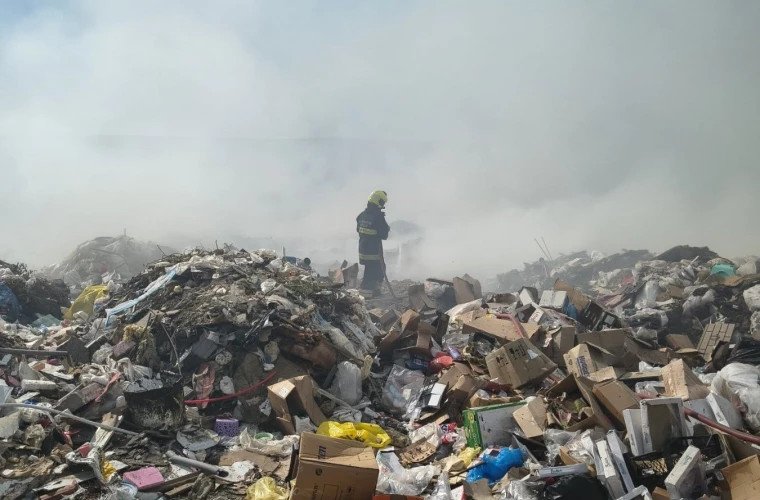 Incendiul de la groapa de gunoi din Orhei continuă: fumul dens afectează locuitorii și mediul