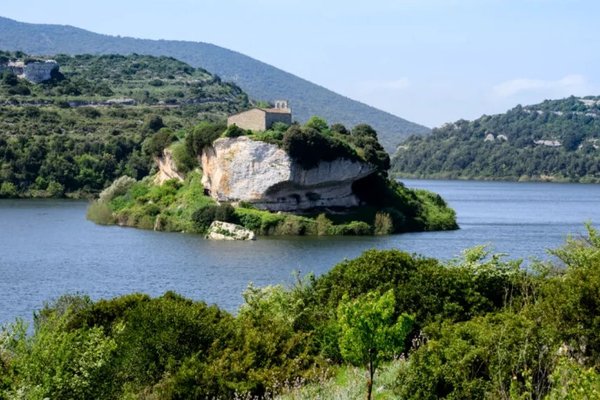 Din oraș în natură: cum o fermă din Sardinia a devenit un restaurant sustenabil în aer liber