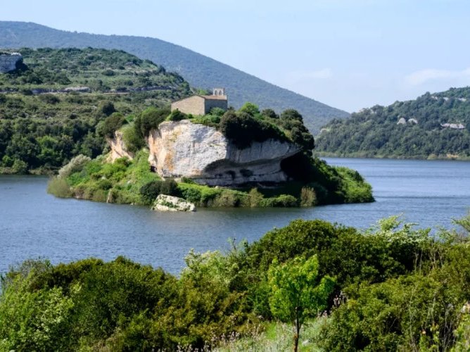 Din oraș în natură: cum o fermă din Sardinia a devenit un restaurant sustenabil în aer liber
