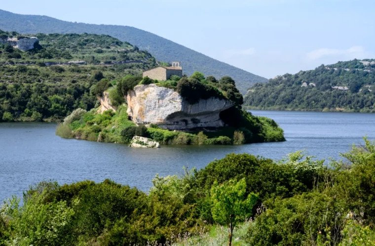 Din oraș în natură: cum o fermă din Sardinia a devenit un restaurant sustenabil în aer liber