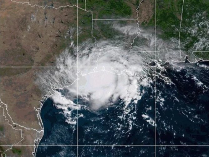 Fenomen rar în Pacific: două uragane și o furtună tropicală, dezlănțuite simultan