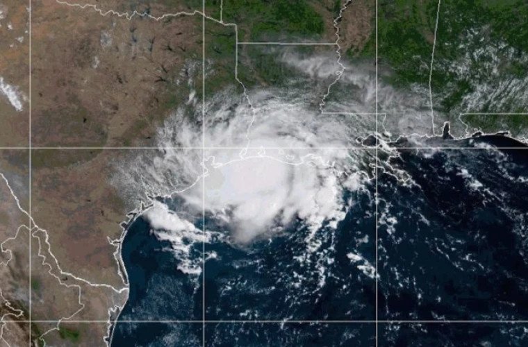 Fenomen rar în Pacific: două uragane și o furtună tropicală, dezlănțuite simultan