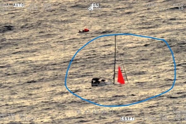 Un iaht s-a scufundat în Pacific după o coliziune cu o balenă; echipajul a fost salvat după 18 ore
