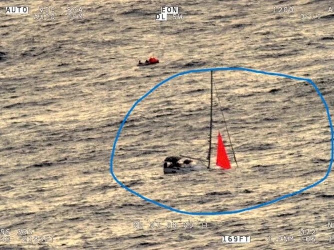 Un iaht s-a scufundat în Pacific după o coliziune cu o balenă; echipajul a fost salvat după 18 ore