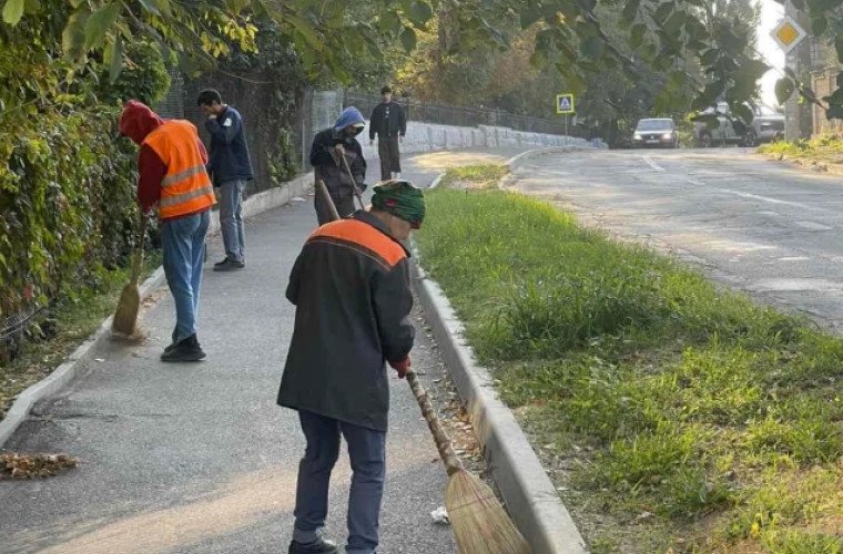 Chișinăul intensifică salubrizarea înainte de Hramul Orașului