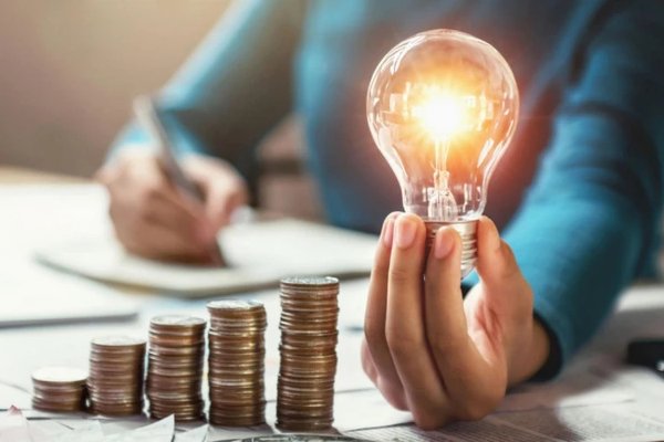 ANRE: Energia electrică s-ar putea scumpi, dar mai puțin decât gazele