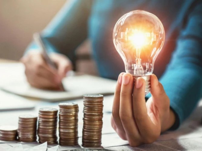 ANRE: Energia electrică s-ar putea scumpi, dar mai puțin decât gazele