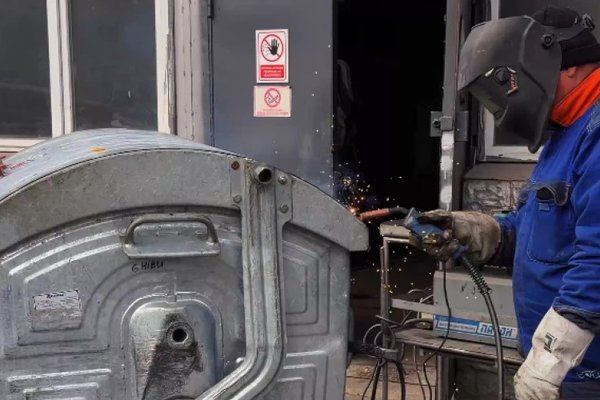 Zeci de containere de deșeuri din Chișinău, reparate și înlocuite