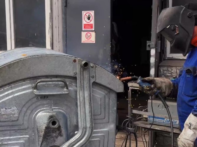 Zeci de containere de deșeuri din Chișinău, reparate și înlocuite