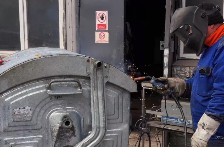 Zeci de containere de deșeuri din Chișinău, reparate și înlocuite