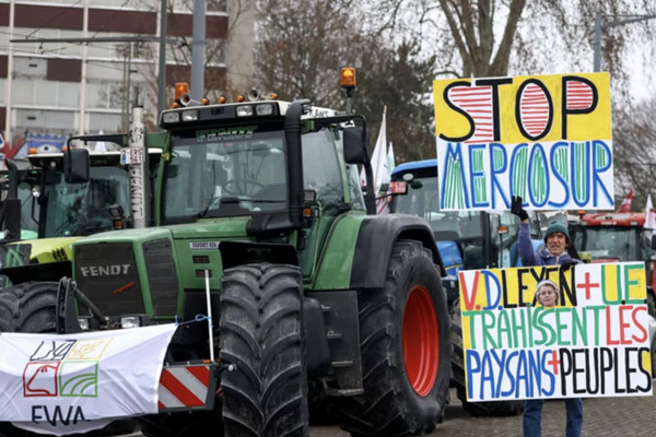 Mii de fermieri, inclusiv din România, protestează la Strasbourg împotriva acordului Mercosur