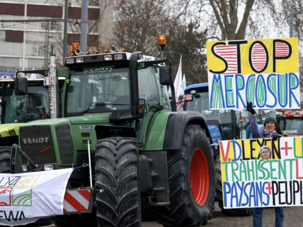 Mii de fermieri, inclusiv din România, protestează la Strasbourg împotriva acordului Mercosur